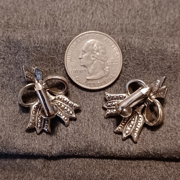 Vintage avon clip on earrings - Picture 2 of 3